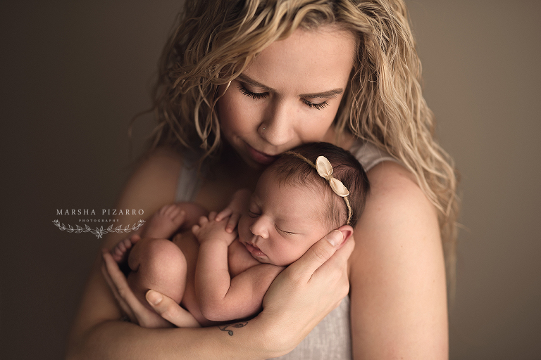 newborn photographer photographs mom and baby 