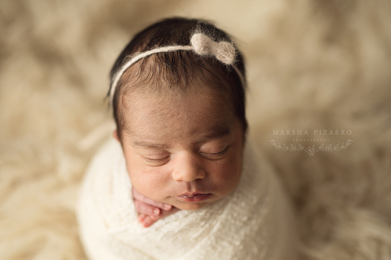 newborn photo wearing bow