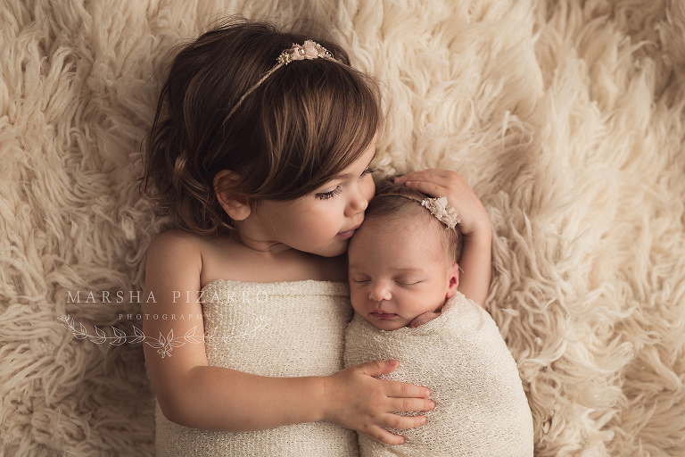 sibling photos with newborn